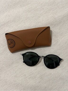 Ray-Ban Men's Sunglasses Black Frames with Dark Green Lenses and Brown Case